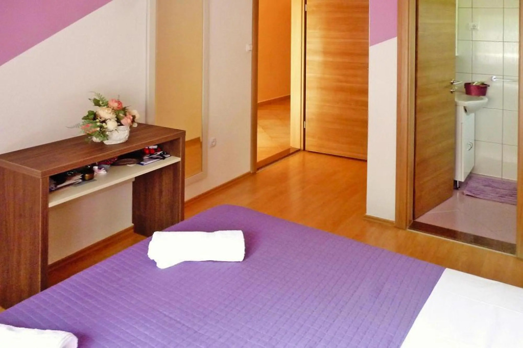 Apartment PINK in Starigrad Paklenica only 200m from the sea