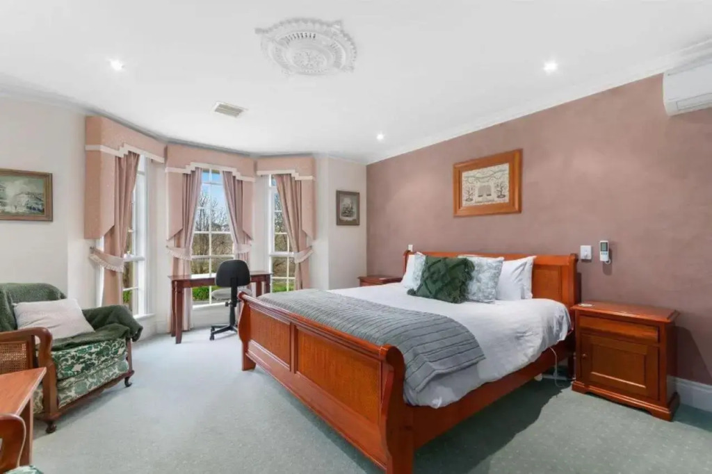 Montford Manor Bed & Breakfast