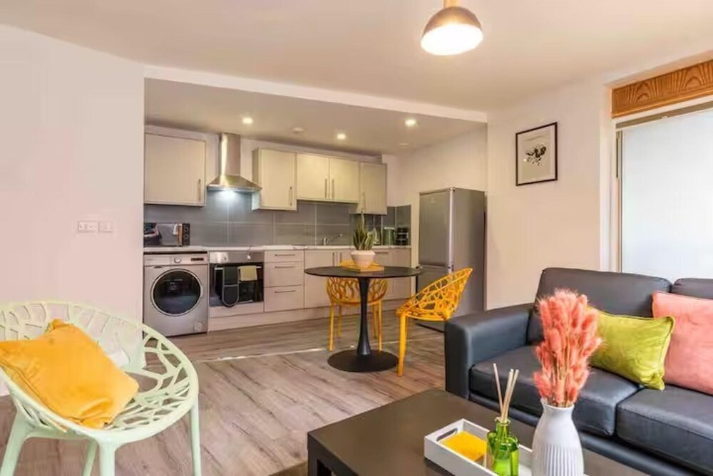 Central 1-bed Apartment With Free Parking & Wifi