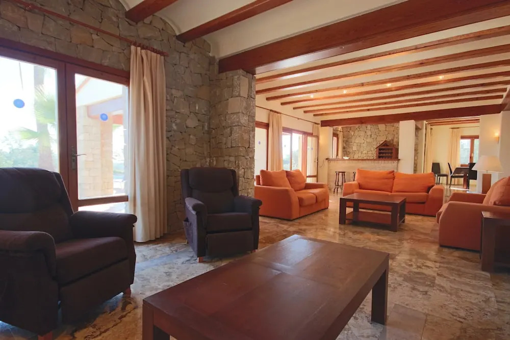 Private 4-bedroom Villa w/ Pool, Summer Kitchen & Expansive Living Space