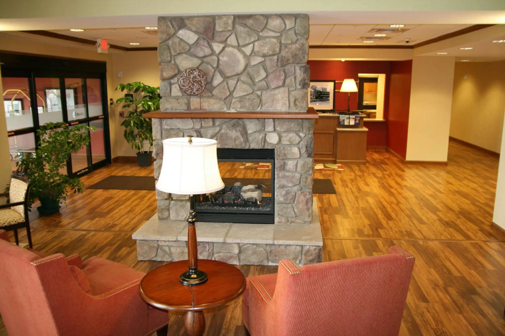 Hampton Inn & Suites Warren