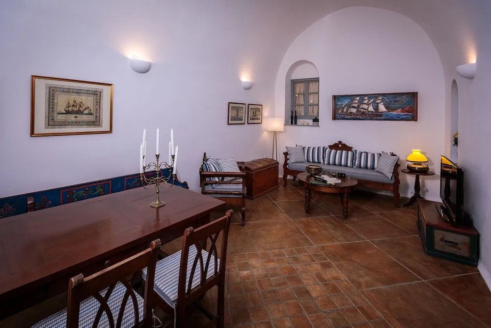 Santorini Roses Suites