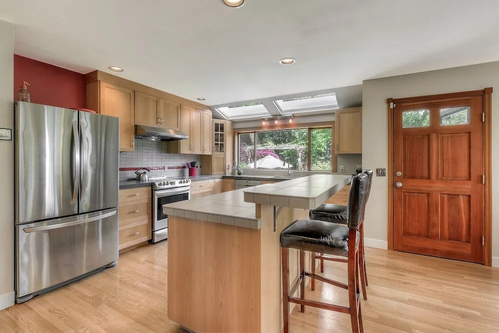 Lovely Laurelhurst - Music Room & Sunny Yard 3 Bedroom Home