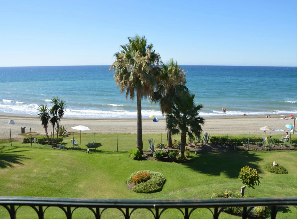 HB - Comfortable Beachfront Holiday Apartment