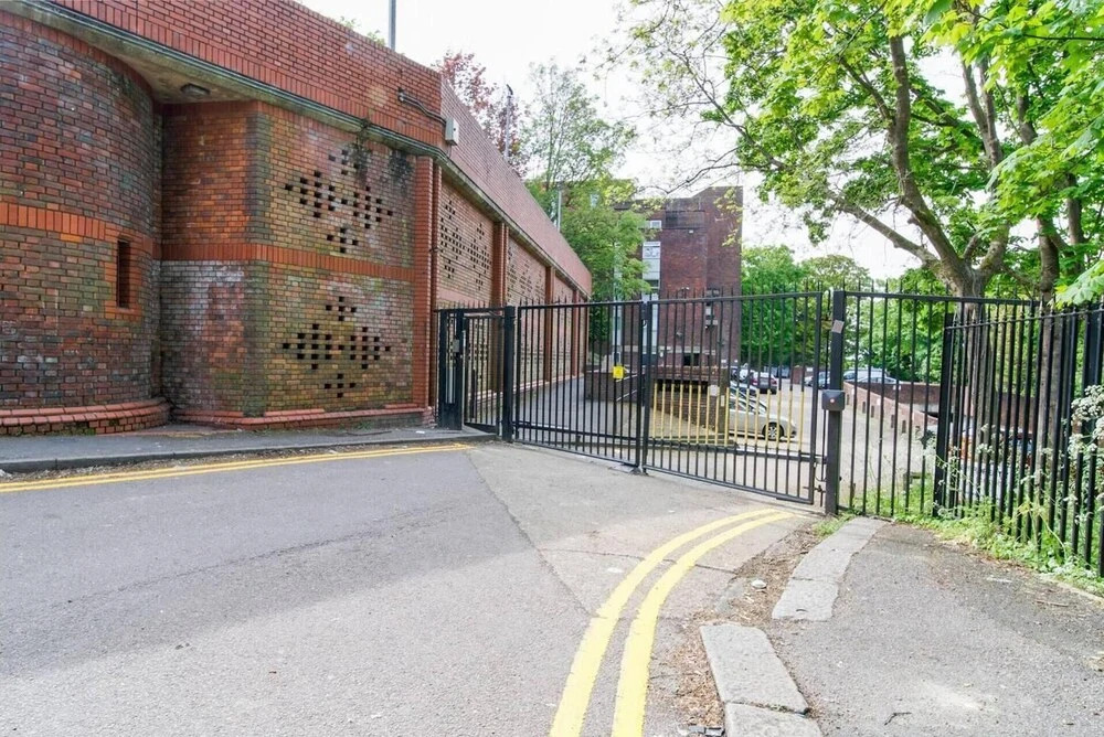 Livestay - 2 Bed Apt, Free Parking in Luton