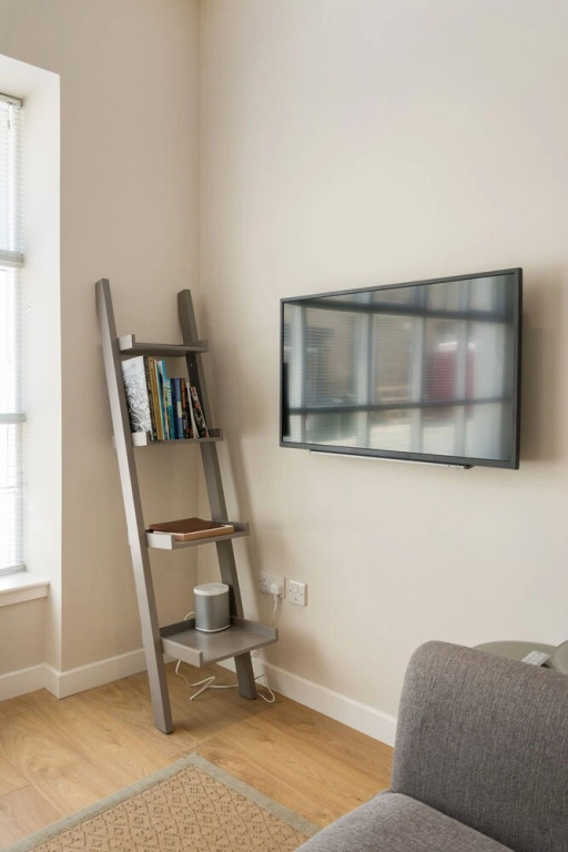 402 Dean Park Mews Apartment