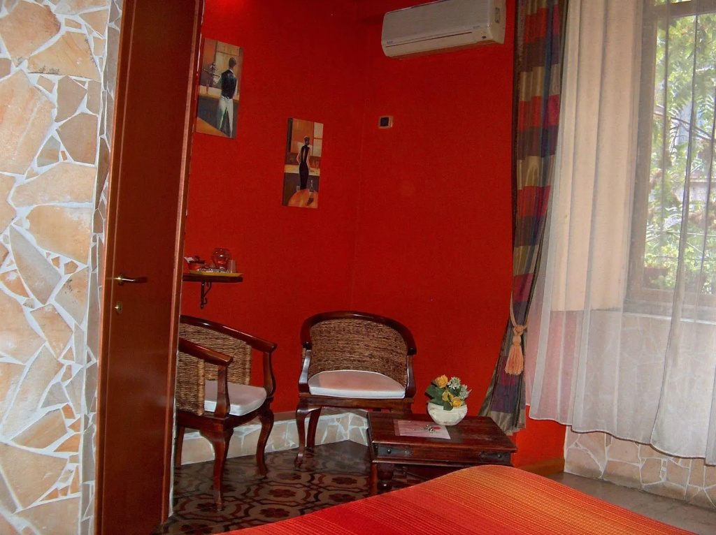 Holland International Rooms