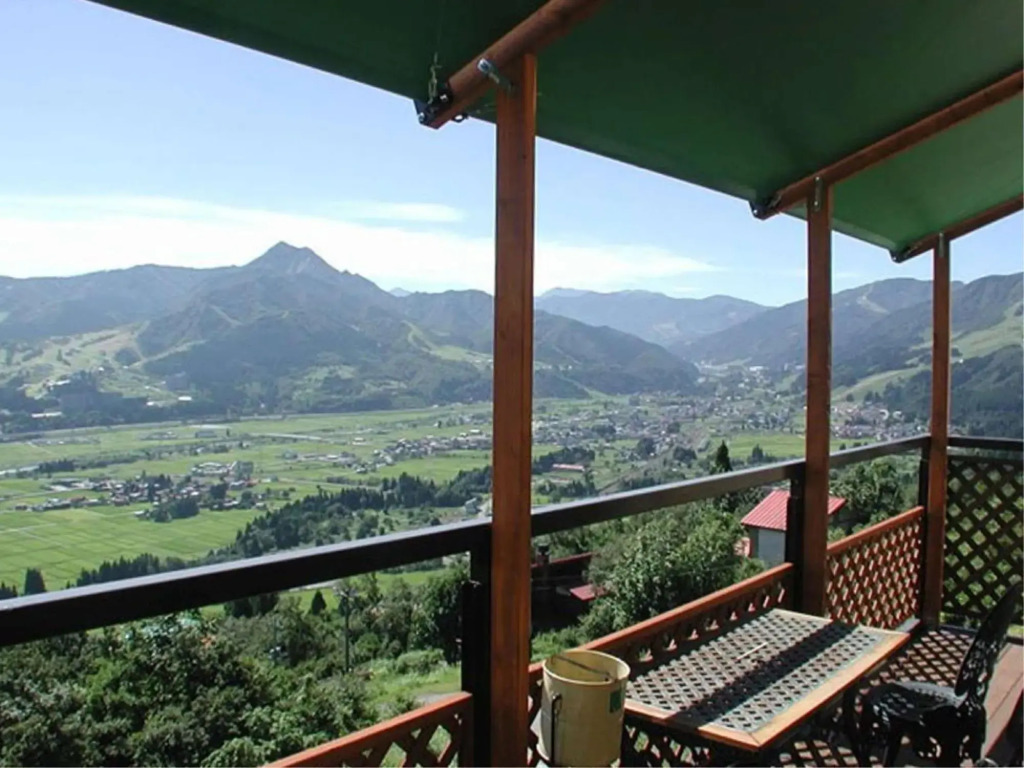 Hill Side Inn Center Club