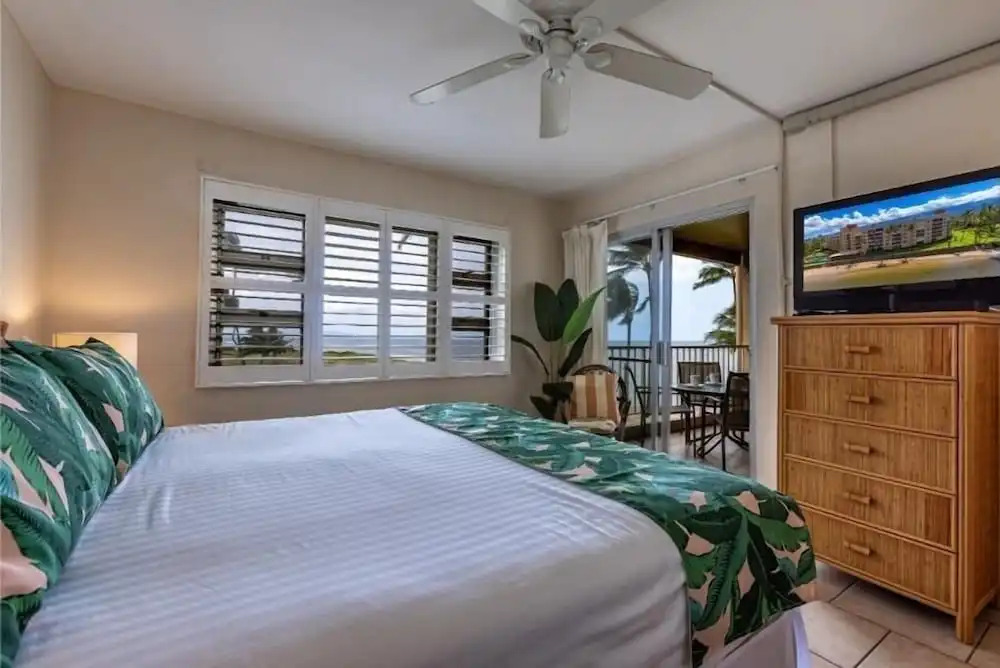 Menehune Shores #423 2 Bedroom Condo by RedAwning