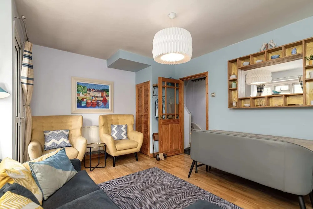 Charming 1BR Highbury Flat With Balcony