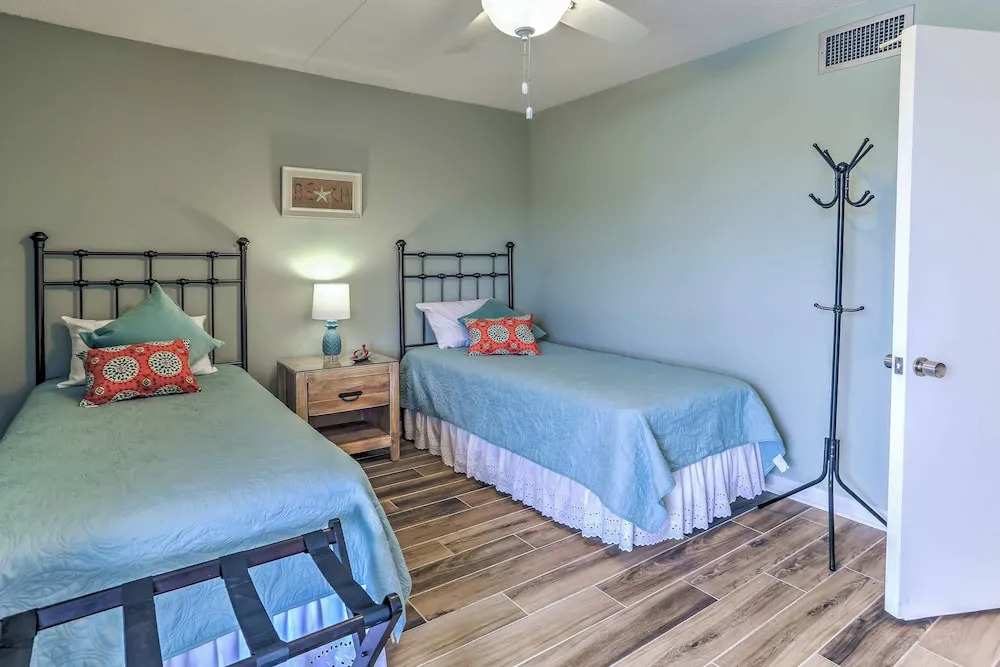 Chic Myrtle Beach Seaside Escape w/ Pool Access!