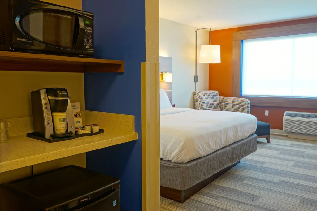 Holiday Inn Express & Suites Omaha - Millard Area by IHG