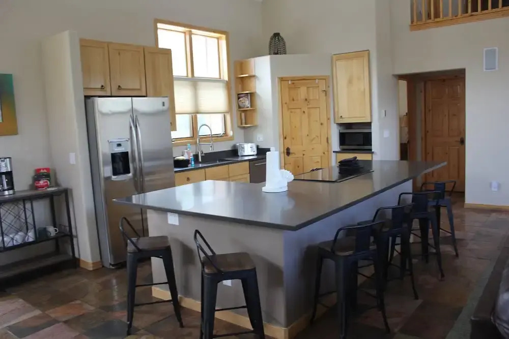 Perfect For Your Family Vacay With Private Hot Tub! 4 Bedroom Home by RedAwning