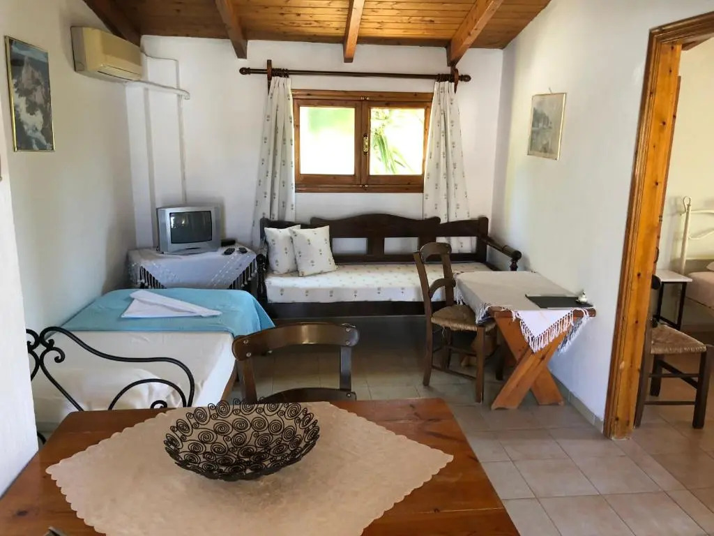 Patras Rooms est 1990