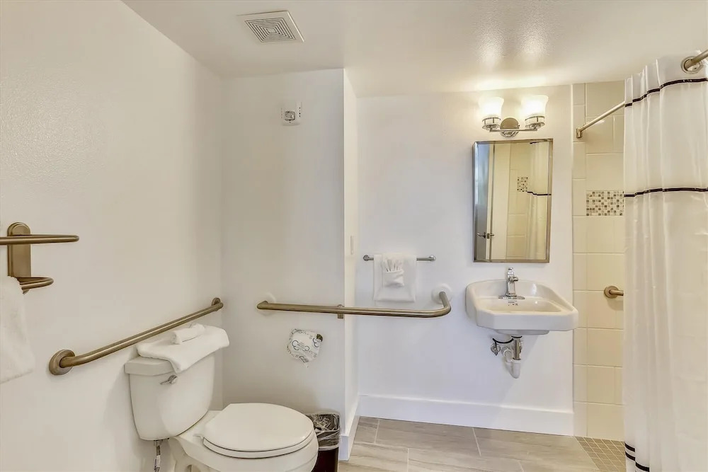Luxurious/brand New Oceana/pools/hottubs/ W203 Great Location!
