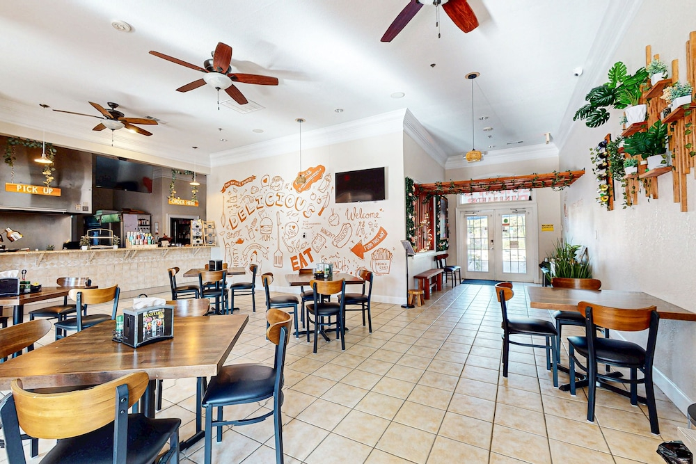 Resort Condo With Heated Pool, Gym, BBQ Area, Balcony, W/d, Children's Pool, AC