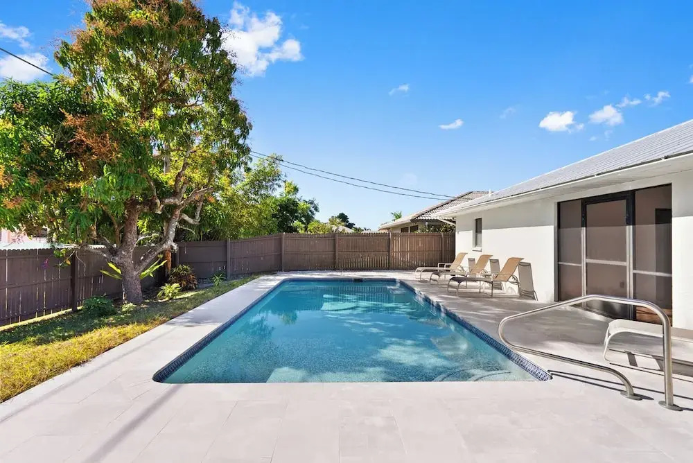 Avanti Vacation Rental, Relaxing 3-BR Retreat with Private Pool Minutes from Vanderbilt Beach and Delnor-Wiggins State Park. Enjoy Southern Exposure, BBQ Area, and Pet-Friendly Comfort