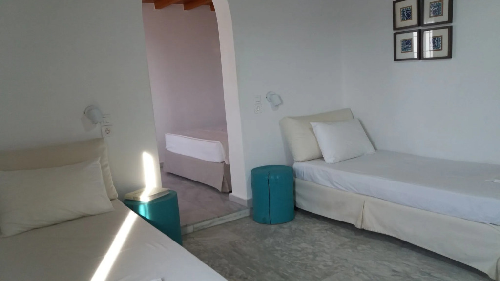 Manos Rooms