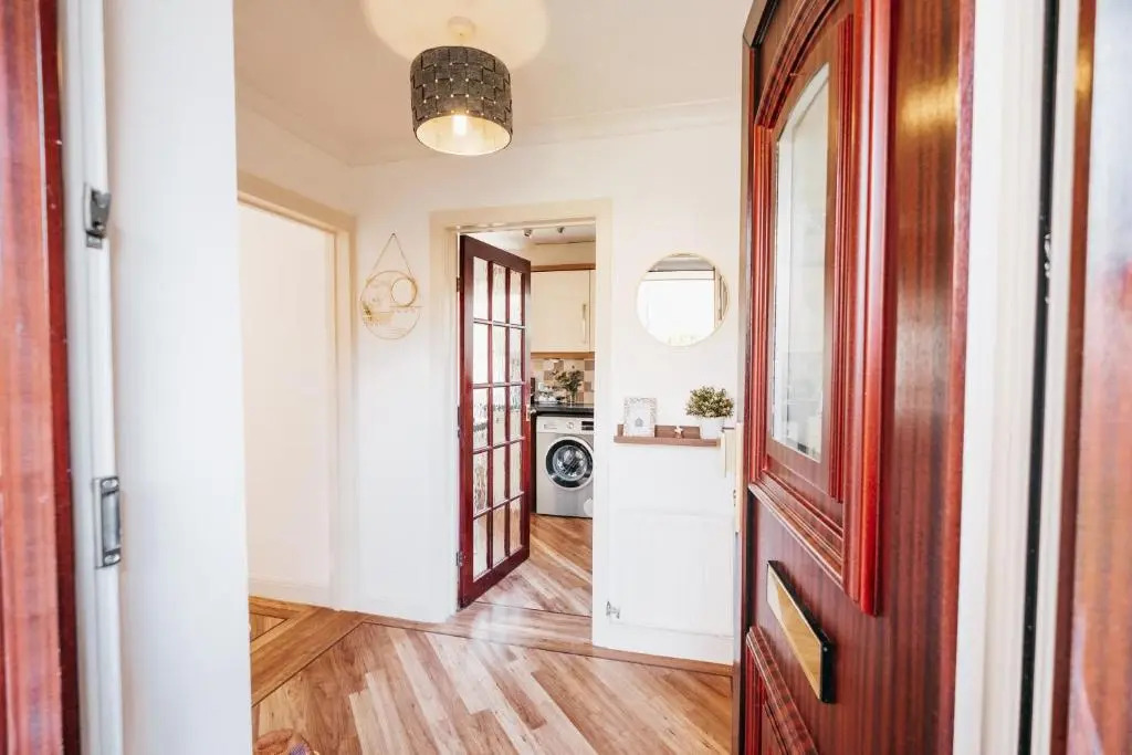 Booker Avenue House - Stunning 4-bed with garden and parking