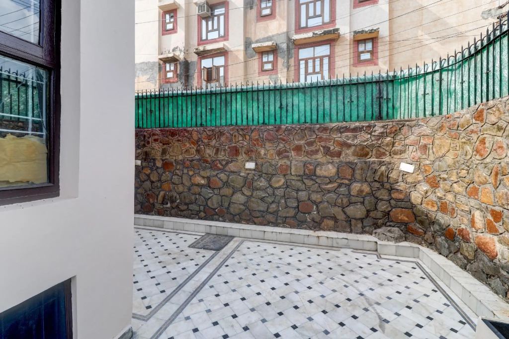 OYO 81972 Hotel Neelam Villa