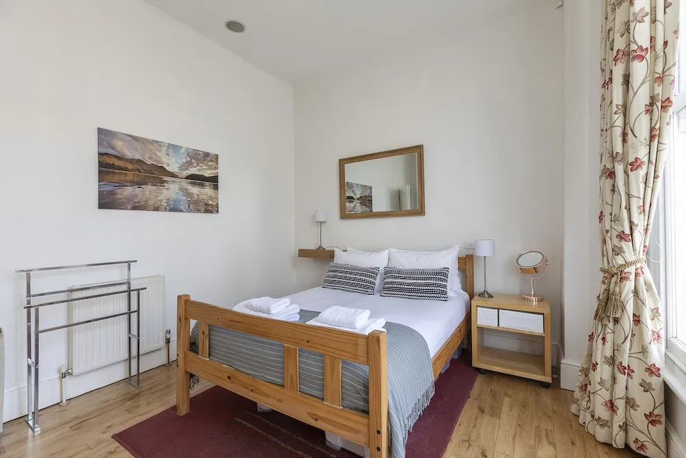 Bright Clapham flat with private garden, sleeps 4