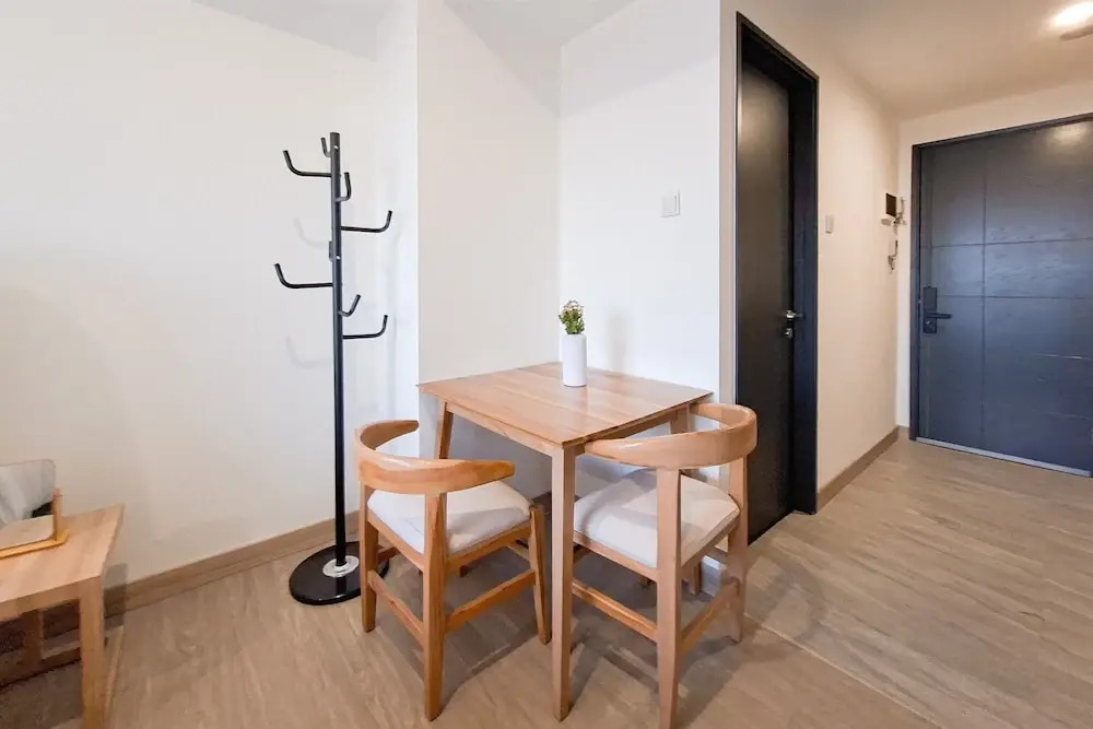 Simple And Tidy Studio Apartment Collins Boulevard