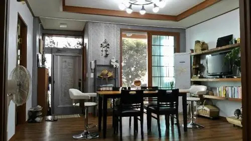 Yeojamani Guesthouse (Female Only)