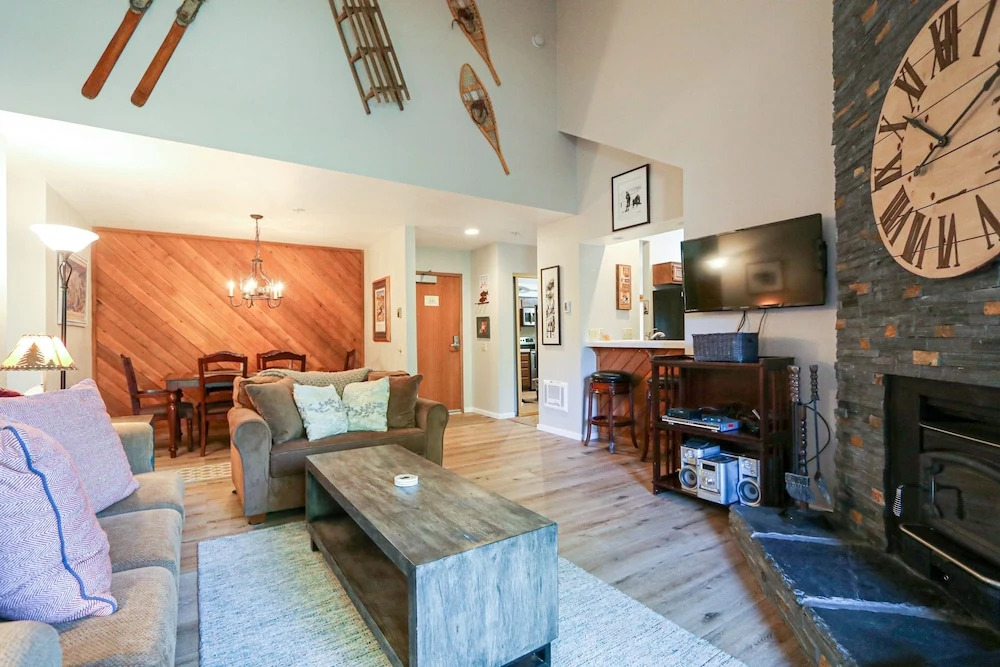 Aspen Creek #306 1 Bedroom Condo by RedAwning