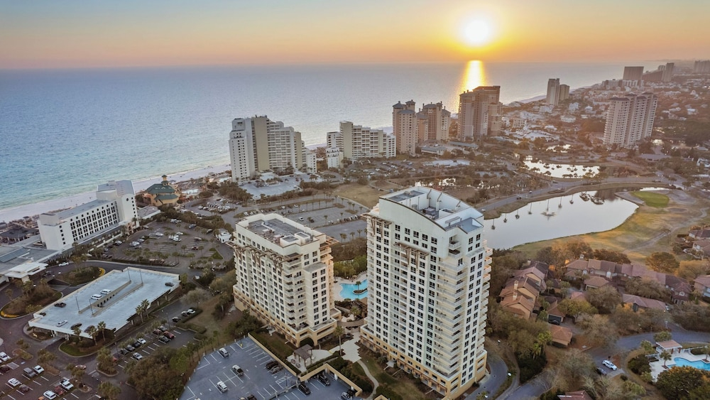 Miramar Beach Studio w/ Pool, Tennis & Walk to Beach Luau Eastern Sky
