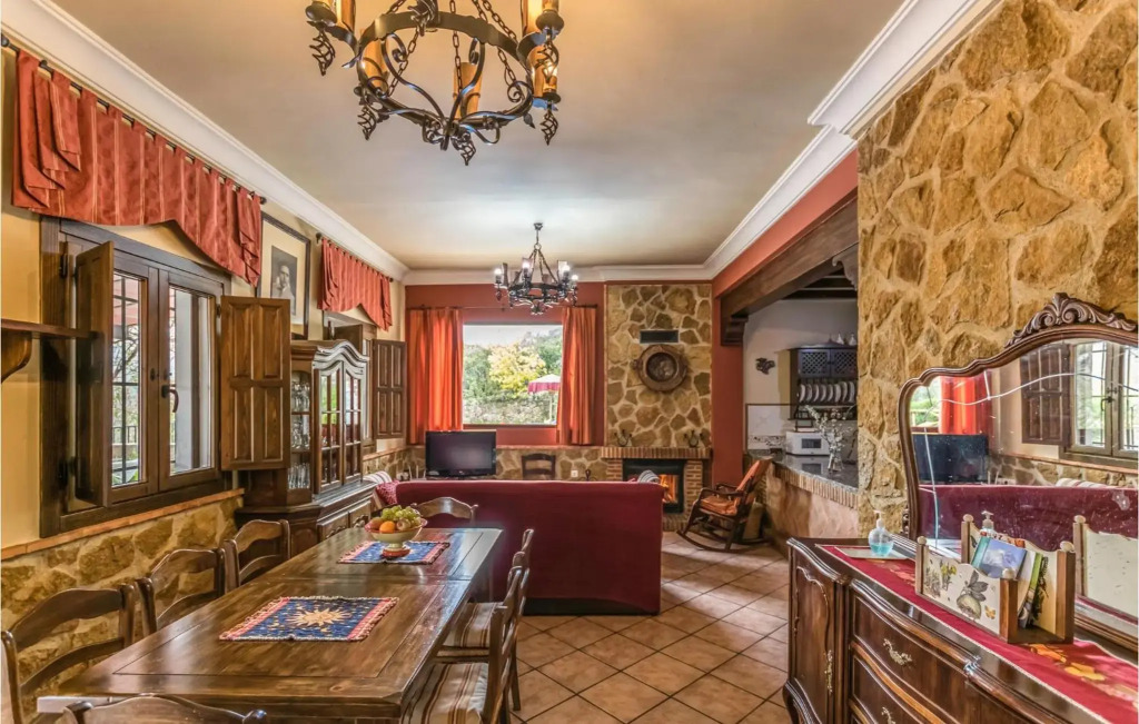 Amazing home in Crdoba with 4 Bedrooms, Private swimming pool and Outdoor swimming pool