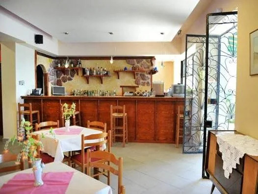 Logans Beach Hotel