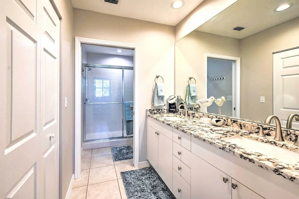 Naples Escape in Regatta w/ Resort Amenities!