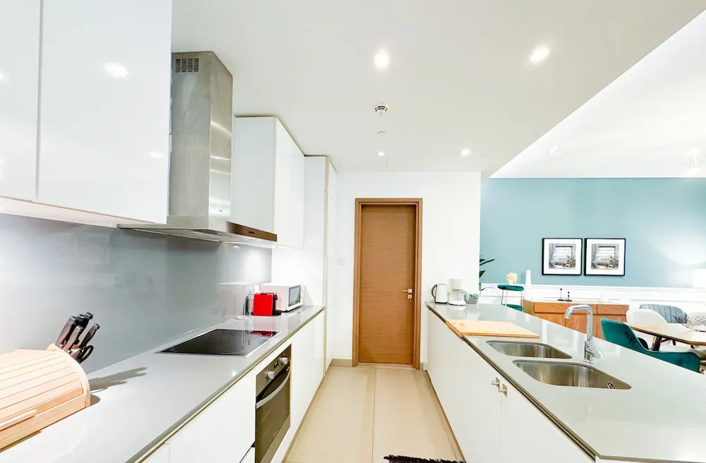 Aya - Impeccable 1BR Apartment with Balcony in City Walk