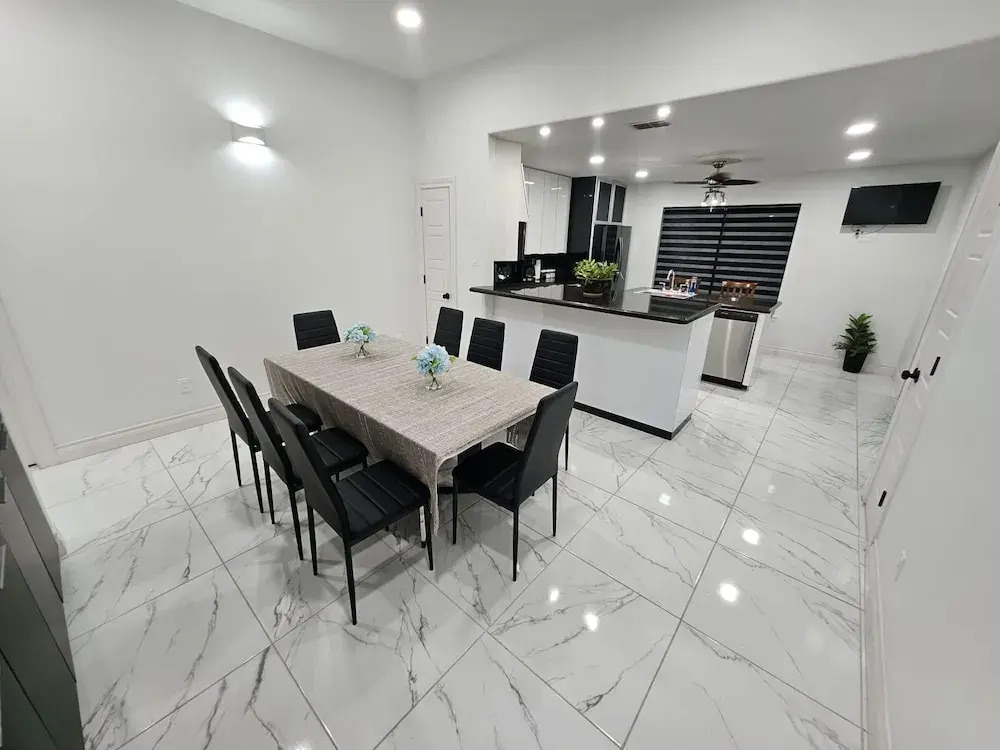 Family Luxury home with Pool in McAllen near by hospitals and stores