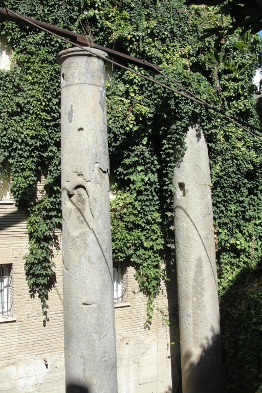 Las Columnas De Adriano. Calle Mármoles, 5