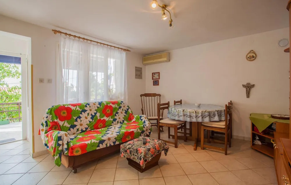 Nice Apartment in Cres With 2 Bedrooms and Wifi