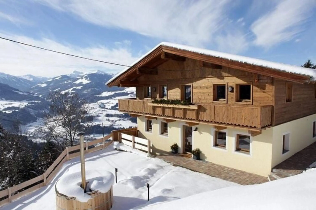 Gorgeous Chalet with Hot Tub in Tyrol