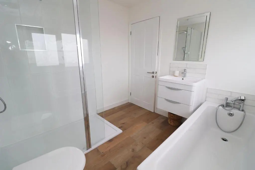 Spacious & modern beach house, 100m to beach