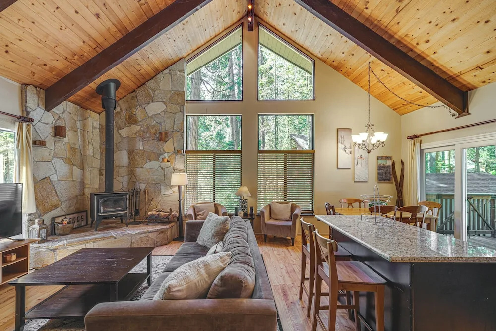 Cabin w/ Deck & Fire Pit in Blue Lake Springs!