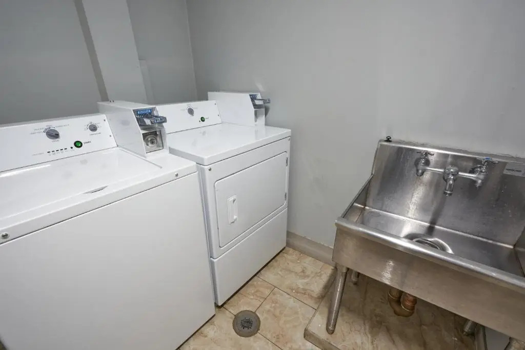Riverview Inn & Suites