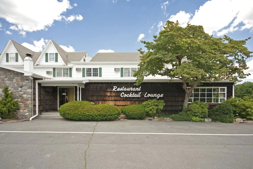 Crescent Lodge & Country Inn