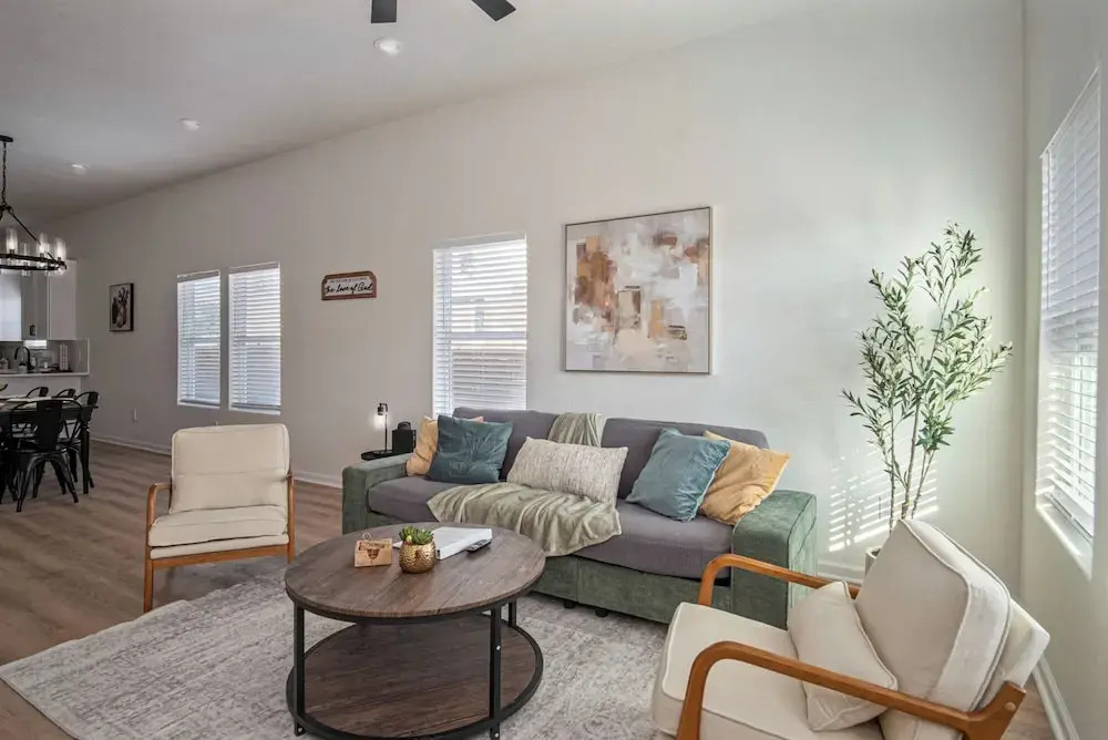 5br/3ba Minutes From the Action With Skyline Views