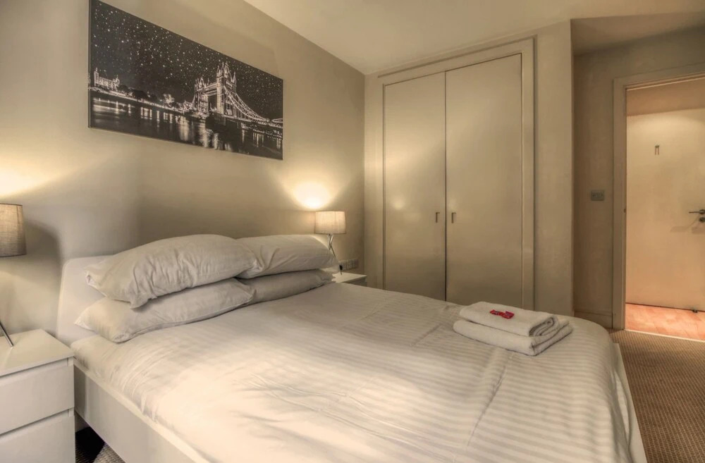 Modern, Spacious 1BR Central Manchester Flat for 4