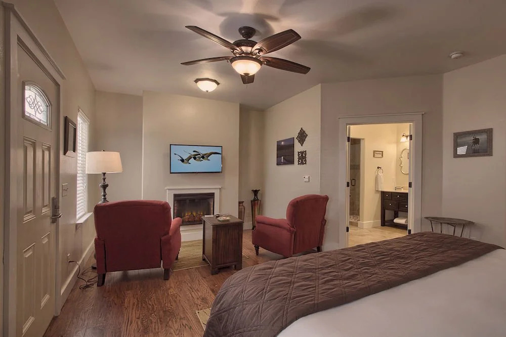 Serenity Bliss - Downtown Retreat with Pool & Hot Tub