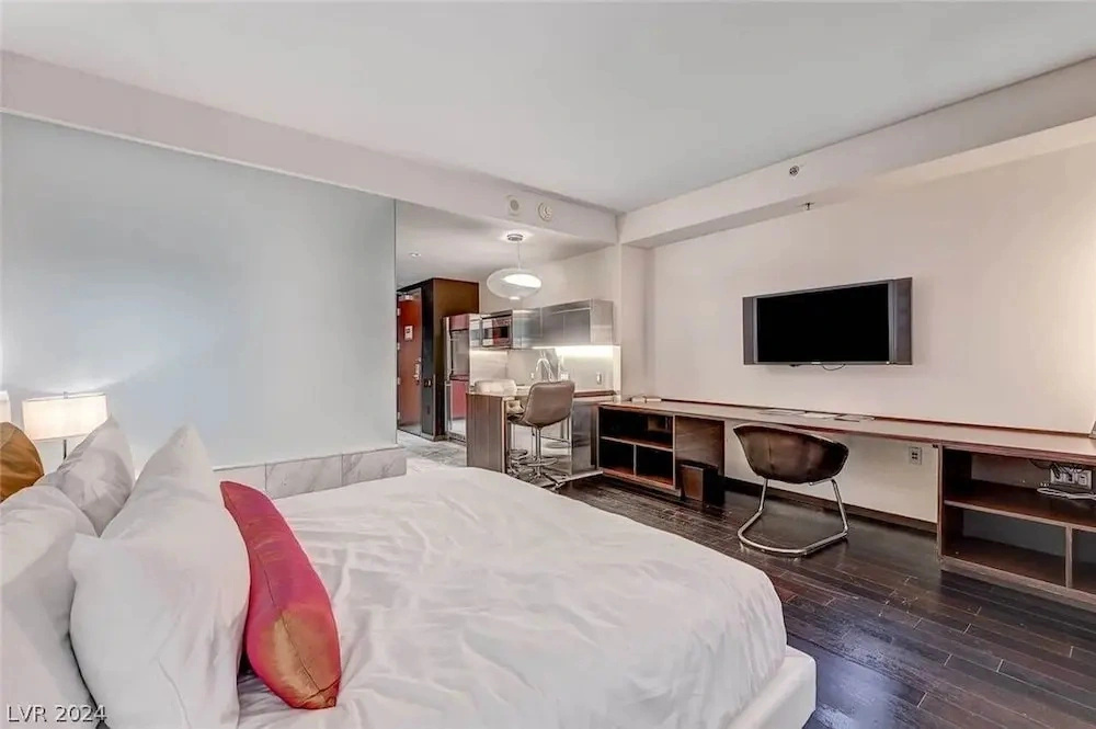 Stunning High-floor Strip Views Balcony 35309