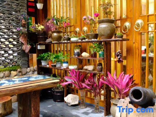 zhaoxing He Zhai Mountain with May Flower Boutique Station