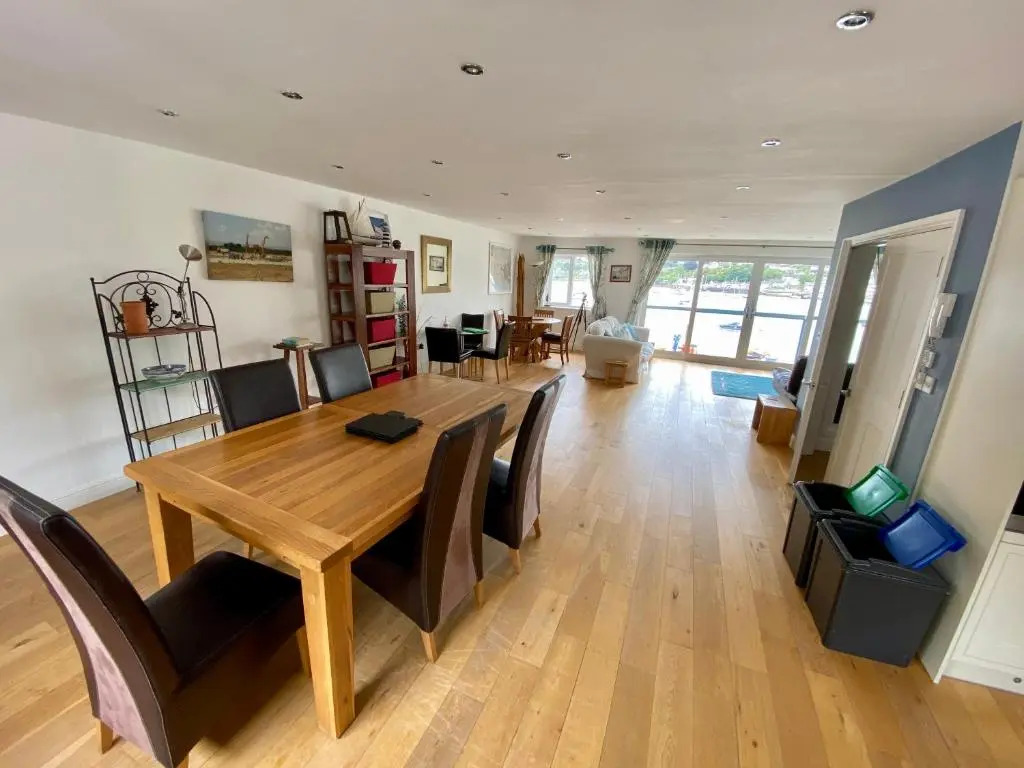 4 bed spacious modern townhouse with spectacular views over the river tamar