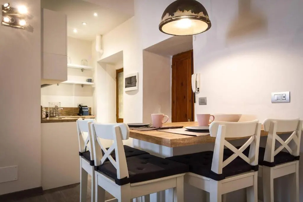 ALTIDO Elegant Apt for 4 at the Como's heart