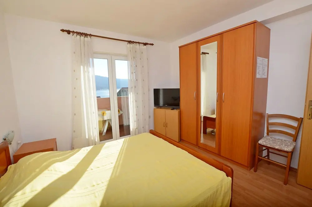 Apartment and Rooms Anton