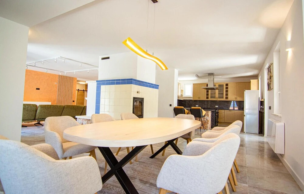 Amazing Home in Cres With Wifi, Heated Swimming Pool and 6 Bedrooms